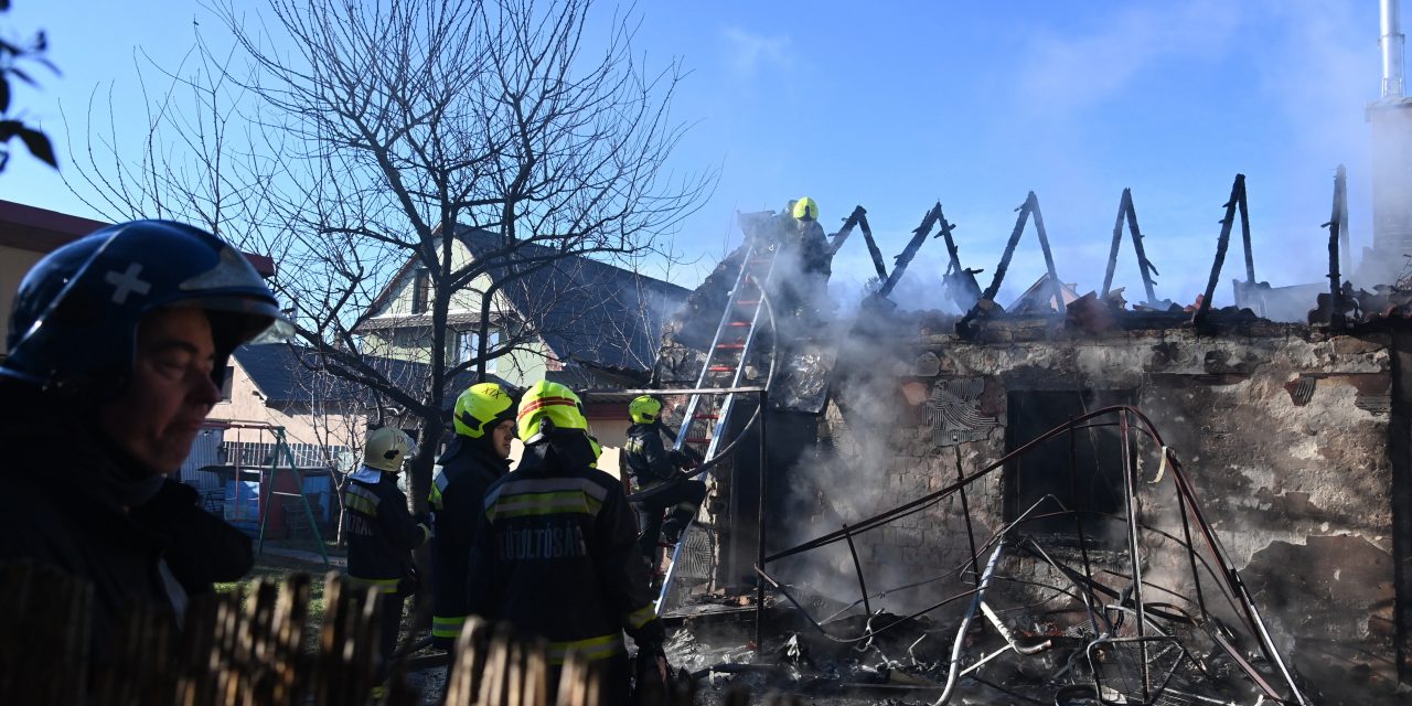 Kigyulladt egy ház Budapesten, egy gázpalack is felrobbant: Az egyik ott lakó okozhatta a tüzet – Fotók a helyszínről