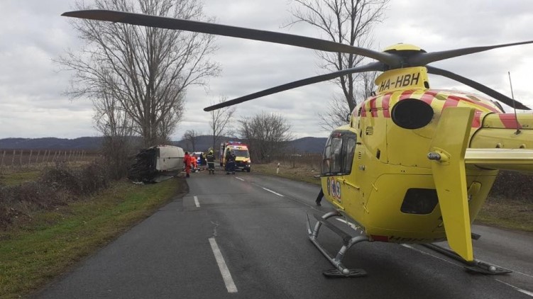 Kigyulladt egy autó az M7-esen, az egyik pályát lezárták, Harcnál mentőhelikopter is érkezett egy férfiért