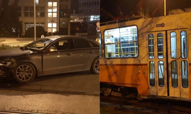 Villamossal ütközött egy Audi Budapesten, már nem lehetett elkerülni a balesetet – Fotók a helyszínről