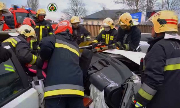 Újabb részletek: A Soroksári úton történt halálos baleset miatt magyarázkodni kezdett a katasztrófavédelem, a BMW letarolta a Daewoo kisautót, a 47 éves nő nem élte túl