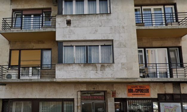 A negyedikről vetette magát a mélybe egy 46 éves nő Budapesten – Az édesanyja sokkot kapott a helyszínen, orvosi ellátásra is szorult, nyugtatókat kapott