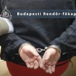 Kattant a bilincs a díler kezén: a 22 éves budapesti férfi fiatalkorúaknak is adott el cuccot, a zsaruk rengeteg kábítószert találtak nála – Videón az elfogás