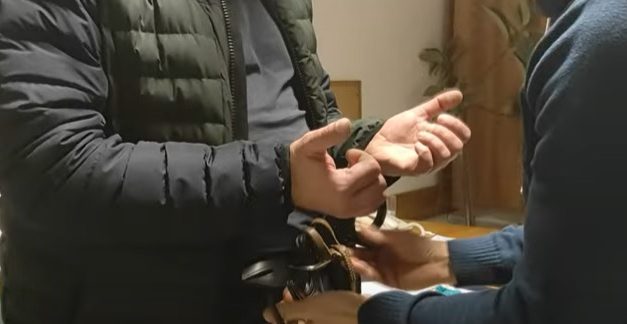 A tamási rendőrök ütöttek rajta a budapesti díleren, így jutottak el hozzá: rengeteg kábítószer volt nála és még annál is több pénz – videó