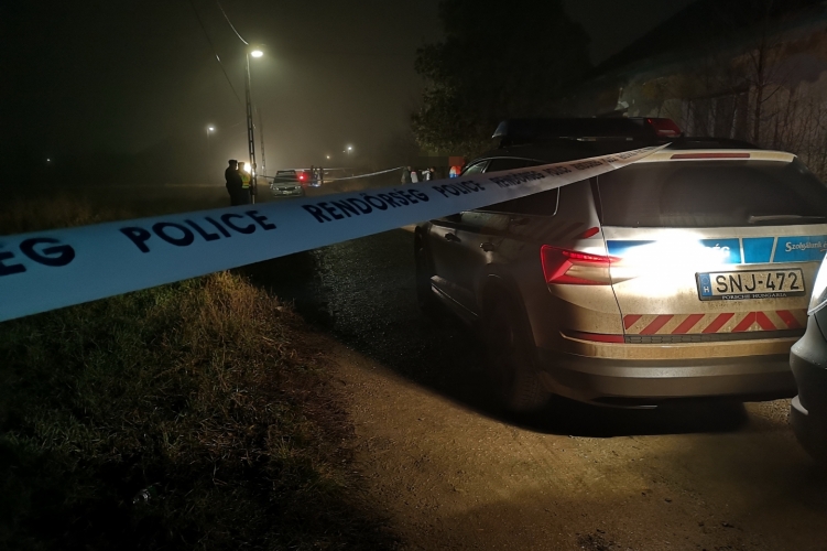 Rendőrök lepték el a jászladányi házat, megölhettek egy fiatal nőt – Fotók