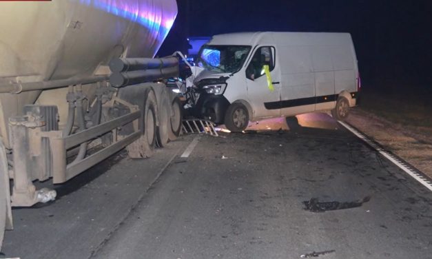 „Rettenetes, hogy pont karácsonykor történik ilyen tragédia” – 5 nap után belehalt sérüléseibe az a sofőr, aki elgázolt egy szarvast, majd kiszállt a járműből és saját kamionja ütötte el