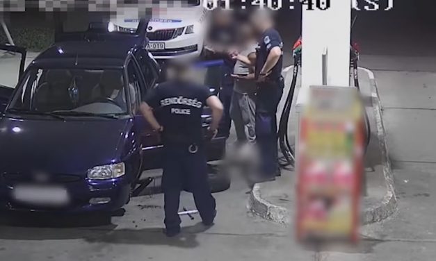 Piásan, egy órán keresztül szerencsétlenkedett ez a férfi egy benzinkúton – Kereket próbált cserélni, de aztán jöttek a zsaruk – Videó is van róla