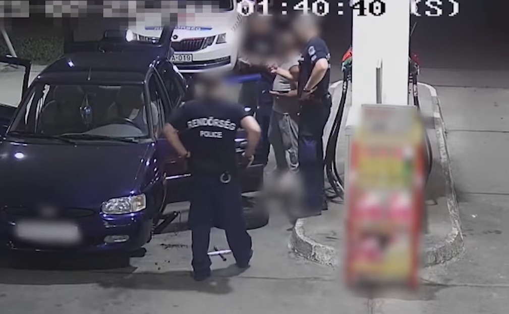 Piásan, egy órán keresztül szerencsétlenkedett ez a férfi egy benzinkúton – Kereket próbált cserélni, de aztán jöttek a zsaruk – Videó is van róla