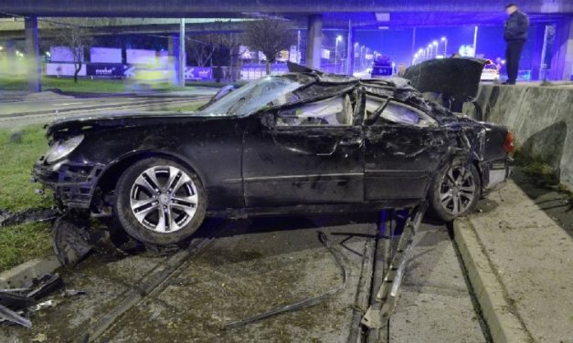 Piásan, nyomkövetővel a bokáján hajtott a villamossínekre ez a férfi Budapesten – Így nézett ki az autó a borulás után, amiből több üres vodkásüveg is előkerült – Fotók