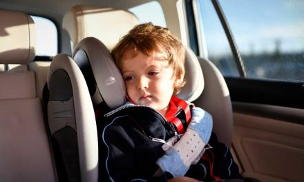Hogyan segíthetünk az autózár nyitásban, ha bent maradt a gyerek?