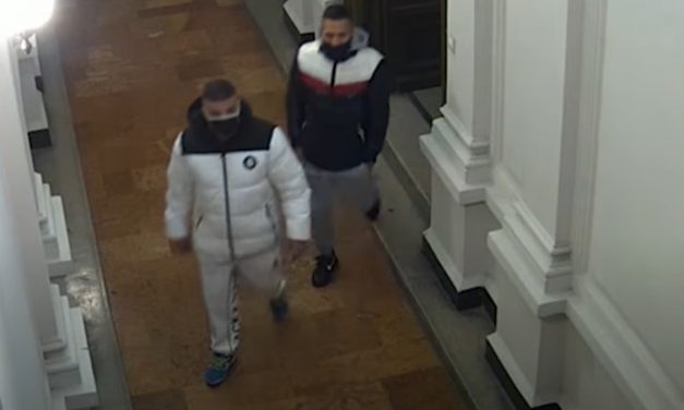 A budapesti Andrássy úton surrant be ez a két férfi egy lakásba – Szép kis zsákmányt vittek magukkal, nagy erőkkel keresi őket a rendőrség – Videó is van róluk, Te láttad őket valahol?