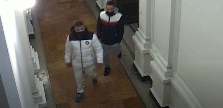 A budapesti Andrássy úton surrant be ez a két férfi egy lakásba – Szép kis zsákmányt vittek magukkal, nagy erőkkel keresi őket a rendőrség – Videó is van róluk, Te láttad őket valahol?