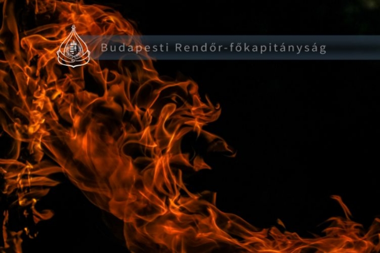 Két helyen is felcsaptak a lángok az éjjel Budapesten – A rendőrök a habozás nélkül mentek be az égő házakba, két életet is megmentettek