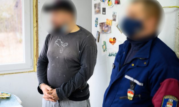 Hatalmas razziát tartottak a zsaruk: hét helyszínen kutattak, rendőrkézen a dílerek és egy fogyasztó is – videón a rajtaütés