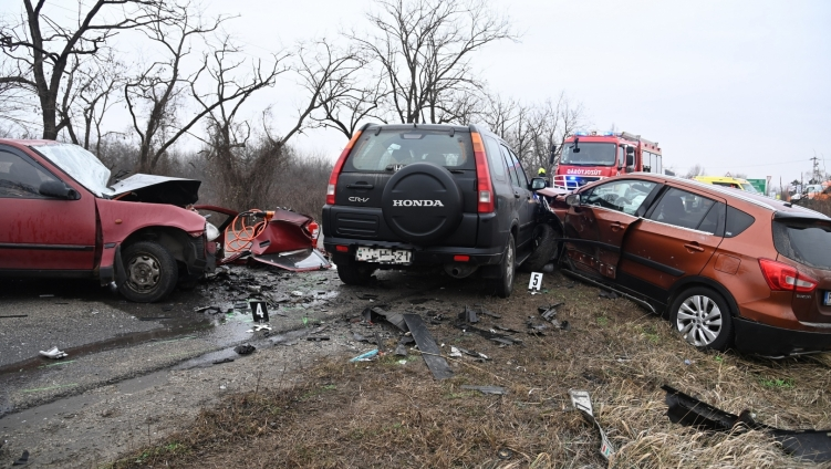 Frontális baleset Dunavarsánynál, egy ember meghalt, egy embert a mentők kórházba vittek
