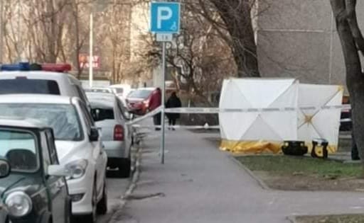 Holttestet találtak egy budapesti panelház előtt – Fotó