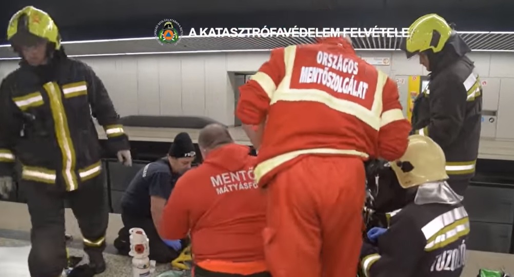 Kritikus állapotban van az a 66 éves férfi, aki a metrósínek közé gurult kerekesszékével Budapesten – videó
