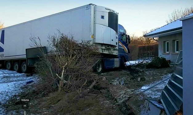 „A kicsi szobájának ablaka előtt állt meg a kamion” – harmadszor csapódott be a bodoglári család udvarába teherautó, baleseti gócpontról beszélnek a helyiek