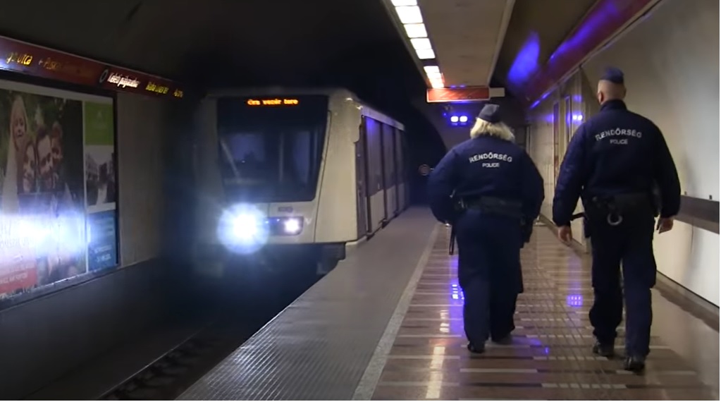 Budapesten, az M2-es metró vonalán razziáztak a zsaruk – Két embert elő is állítottak, csak úgy röpködtek a helyszíni bírságok, volt, akihez mentőt kellett hívni