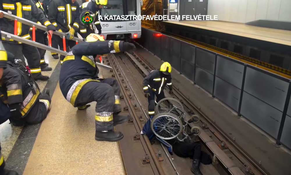 Metrósínek közé gurult egy kerekesszékes utas Budapesten, a mentők a peronon élesztették újra a mozgássérültet