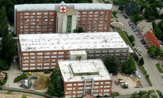 Lezuhant egy ember a székesfehérvári kórház lépcsőházában, a beteg kezelésre érkezett az intézménybe