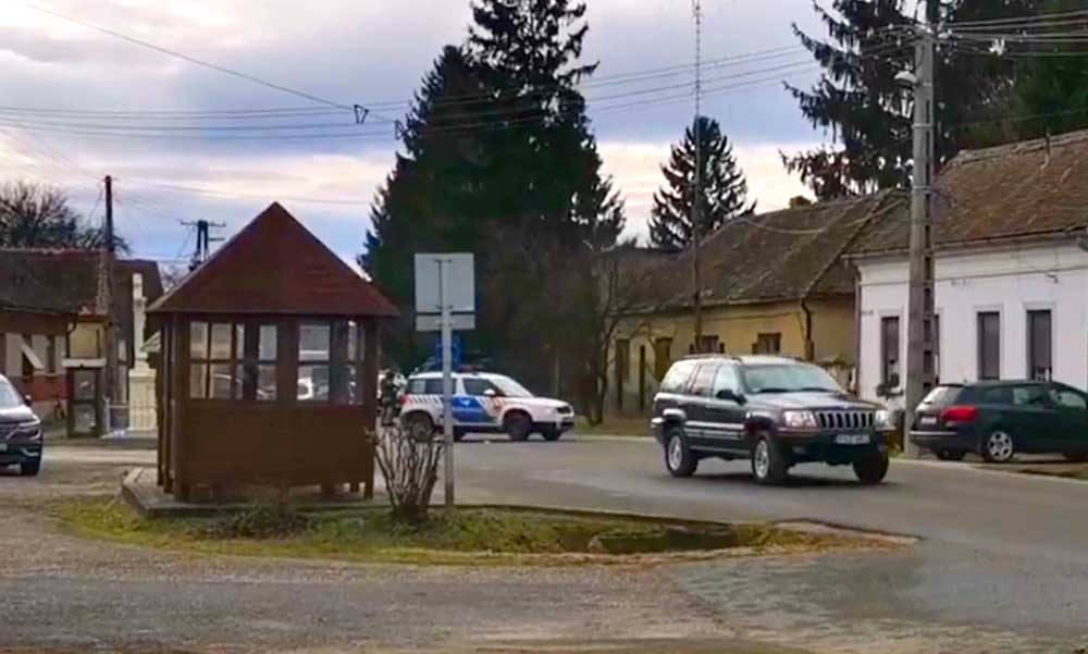 TEK akció az osztrák határnál: egy embercsmpész rálőtt a határőrre, majd bemenekült egy elhagyatott házba, a kommandósok ellepték Szentpéterfát
