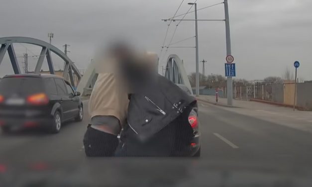 Brutális képsorok: videón, ahogy egymásnak esik két autós Budapesten, a Kerepesi úton – Megállás nélkül ütötték-verték egymást