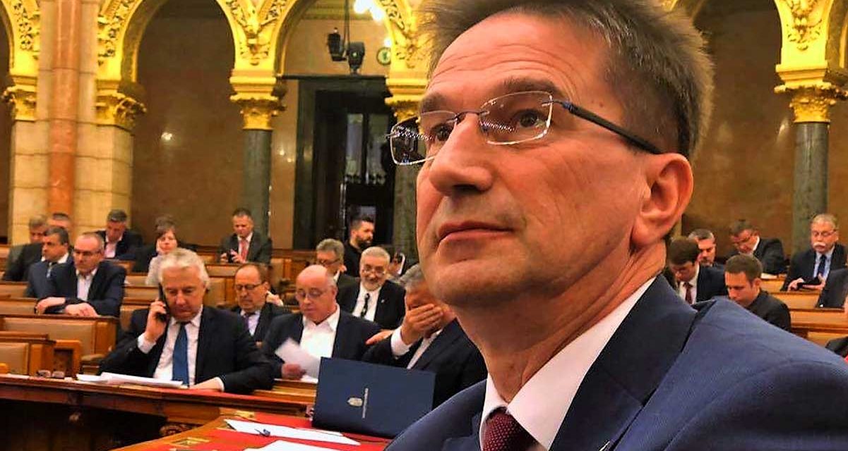 A kenőpénzeket elfogadó fideszes politikus, Völner Pál protekciót is intézett a rokonának a jogi egyetemen