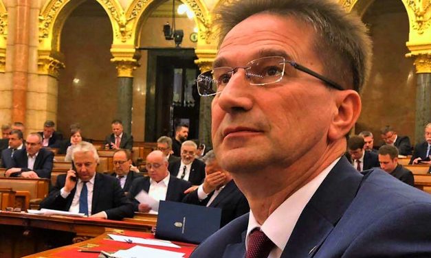 A kenőpénzeket elfogadó fideszes politikus, Völner Pál protekciót is intézett a rokonának a jogi egyetemen