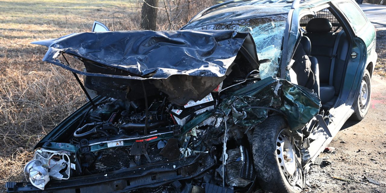 Baleset baleset hátán: Vác és Verőce között frontálisan ütközött két autó – Egy ember meghalt, többen súlyosan megsérültek, köztük egy 13 éves lány is