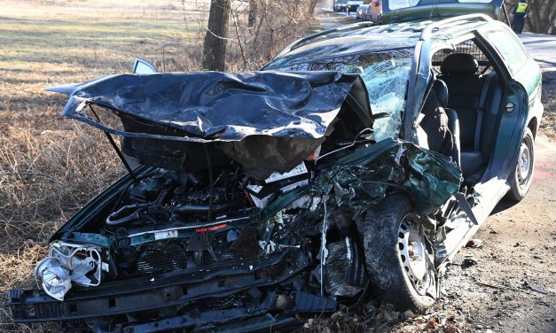 Baleset baleset hátán: Vác és Verőce között frontálisan ütközött két autó – Egy ember meghalt, többen súlyosan megsérültek, köztük egy 13 éves lány is