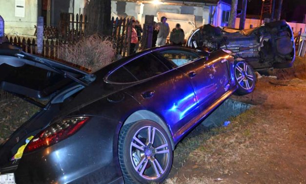 50 milliós Porsche csapódott árokba Ócsánál, csúnya vége lett az esztelen száguldozásnak