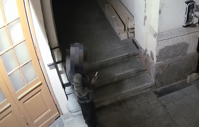 Többszörös visszaeső: alighogy kiszabadult a börtönből, máris több lakásba betört Budapesten ez a férfi – videó