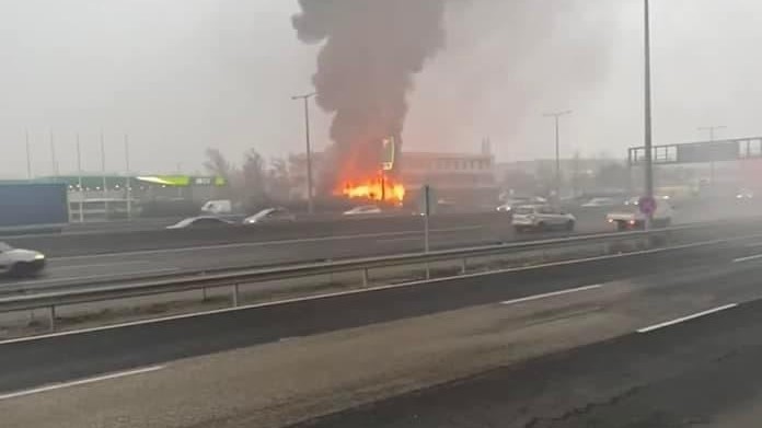 Hatalmas lángok Budaörsön, egy benzinkút közelében gyulladt ki egy jármű