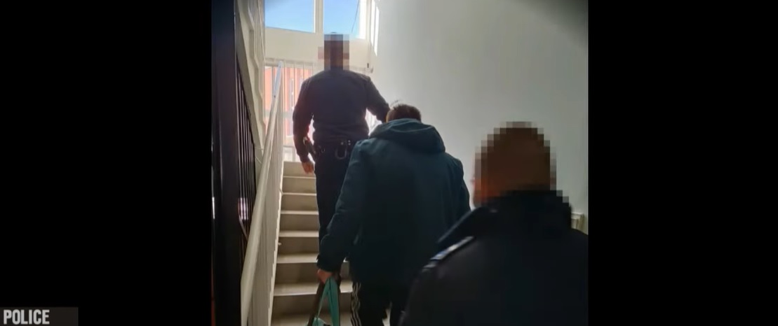 Nagypapa korú drogdíleren ütöttek rajta a  Jász-Nagykun-Szolnok megyei rendőrök: krétát és kristályt terített a 64 éves bácsi – Videón az elfogása