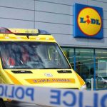 Dráma a Lidlben: vásárlás közben holtan esett össze egy férfi, a mentők nagy erőkkel küzdöttek az életéért