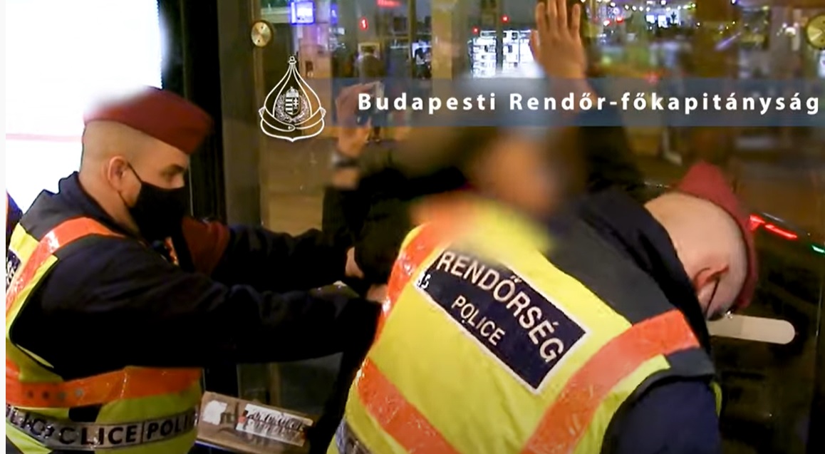 Hatalmas razziát tartottak Budapesten a zsaruk, több szórakozóhelyet is ellenőriztek, sokaknak kattant is a kezén a bilincs – Videó