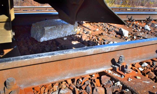 Betontömböt tettek a vasúti sínre Biatorbágynál, nagy baj lett belőle