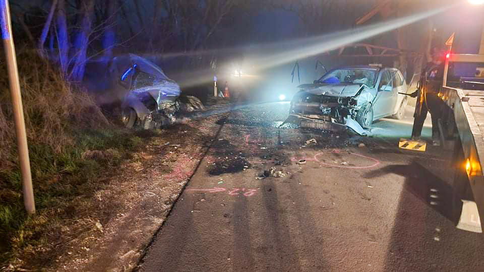 Halálos baleset Pest megyében: frontálisan ütközött két autó, egy nő életét már nem lehetett megmenteni, többen megsérültek