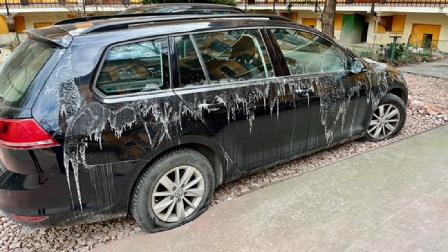 Maró anyaggal öntöttek le egy autót Budapesten, és ez még nem minden – Fotók