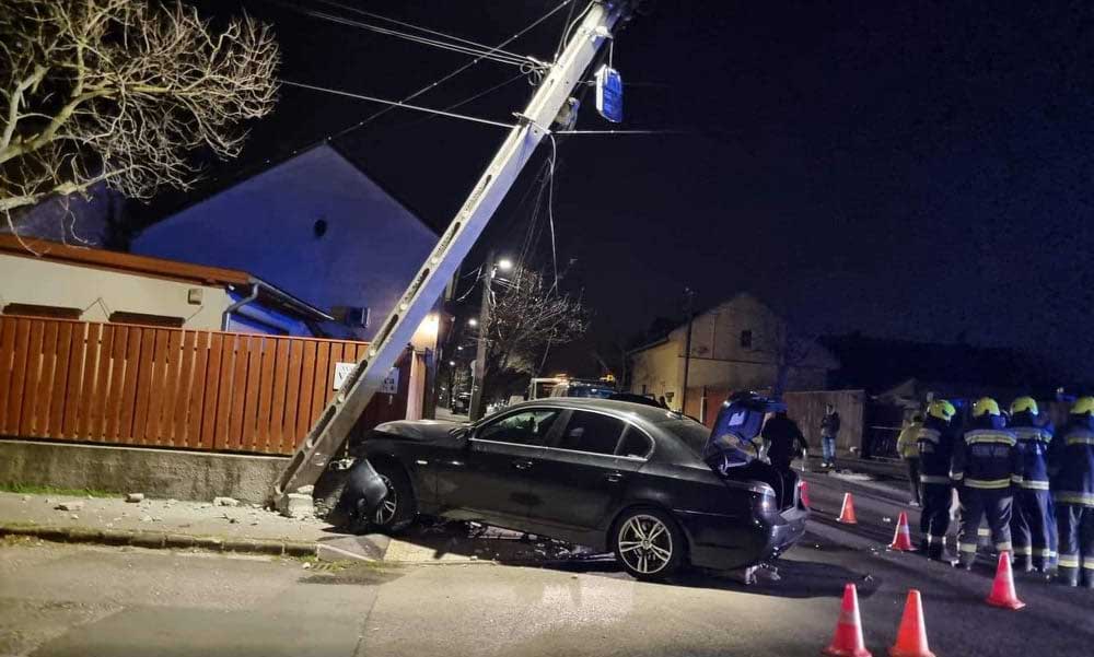 Két BMW ütközött Budapesten, akkora volt a becsapódás, hogy egy villanyoszlop is kidőlt