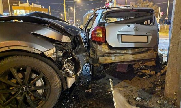 Drámai ütközés a felüljáró alatt, a piroson átszáguldó Toyotát nem tudta elkerülni az Infinety
