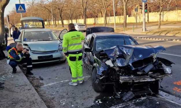 A milliárdos üzletemberből lett miniszterelnök-jelölt budapesti cége előtt csapódott fának a BMW