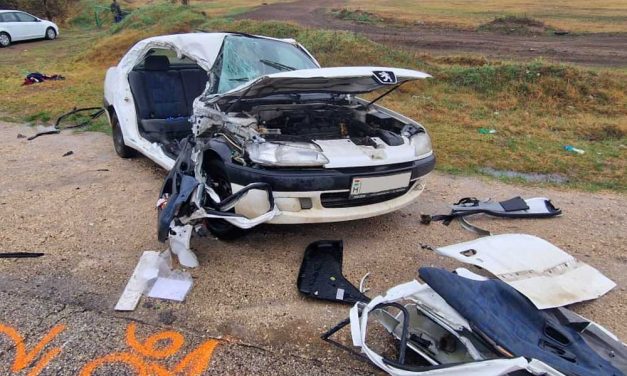 Valósággal széttrancsírozta a munkásokkal teli személyautót a teherautó – drámai baleset Gyálon