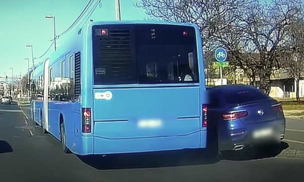 Ledarálta a 30 milliós luxus Mercedest a BKK busz, mert nem adott neki elsőbbséget