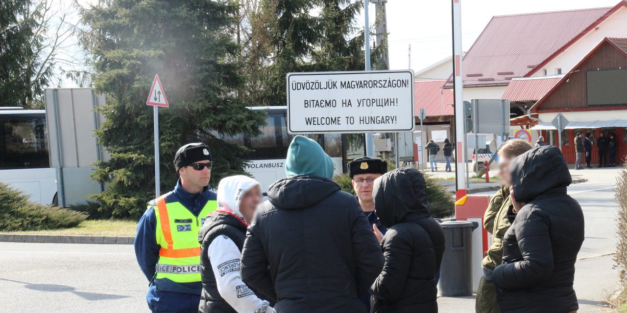 850 ezer forintnyi dollárral akarták lefizetni hadköteles férfiak az ukrán határőröket, van aki a jeges Tiszán keresztül menekül a háború elől