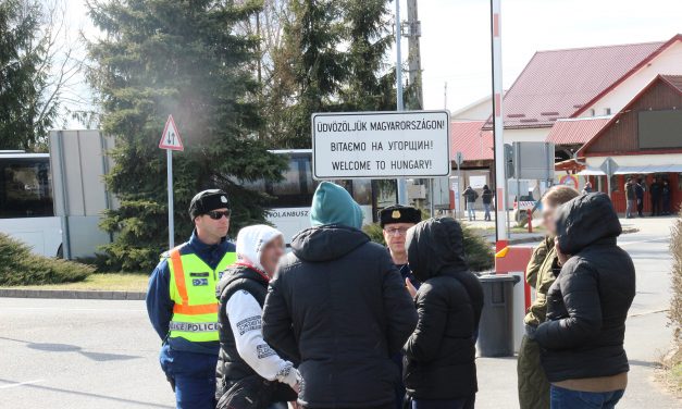 850 ezer forintnyi dollárral akarták lefizetni hadköteles férfiak az ukrán határőröket, van aki a jeges Tiszán keresztül menekül a háború elől