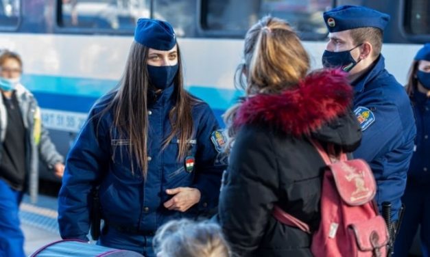 Adományokra utazókról beszél a magyar rendőrség, cáfolják, hogy származás alapján igazoltatnának
