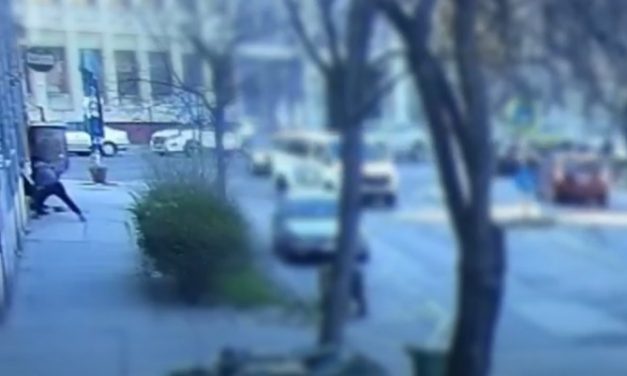 Húsklopfolóval támadt ismerősére egy férfi Budapesten, az eszköz törött nyelével meg is szúrta áldozatát – videó