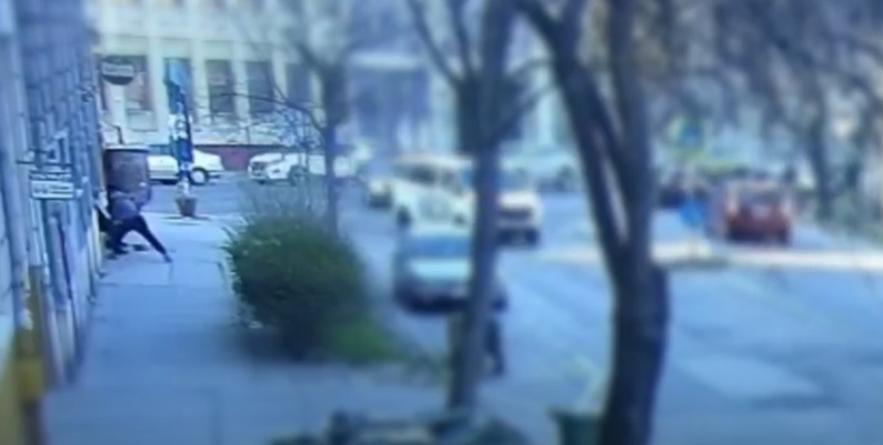 Húsklopfolóval támadt ismerősére egy férfi Budapesten, az eszköz törött nyelével meg is szúrta áldozatát – videó