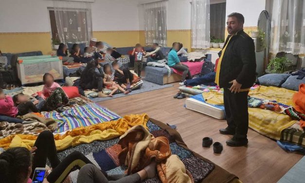 “Sokan ott maradtak, fájt a szívem mindenkiért” – egy 29 fős, Ukrajnából menekülő roma családot fogadott be a lelkész, a templomát ajánlotta fel az otthontalan embereknek